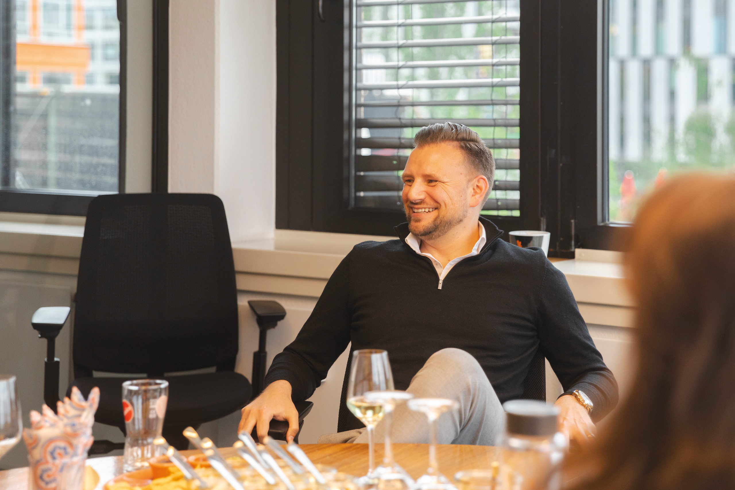 Marko Bozanovic ist Location Manager der Allianz Direct Versicherungs-AG im WERK3 im Münchner Werksviertel. Für den globalen Versicherungs- und Finanzdienstleister arbeiten hier lokale und internationale Teams gemeinsam an digitalen Innovationen. Das Büro selbst setzt neue Standards in den Bereichen Zusammenarbeit und New Work.