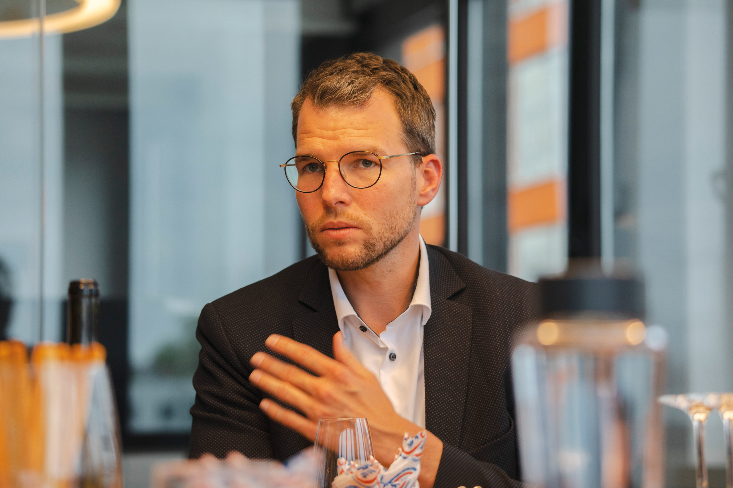 Benno Vogel ist Direktor des Adina Hotel Munich im Werksviertel. Das mit 86 Metern höchste Hotel Münchens bietet seinen Gästen von der neunten bis 24. Etage besondere Blicke aufs Werksviertel, auf München und die Alpen. Vor allem die Sonnenuntergänge im Fine Dining Lokal FITZROY mit moderner australischer Küche sind Legende.